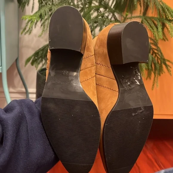 Tan suede booties - Picture 4 of 5